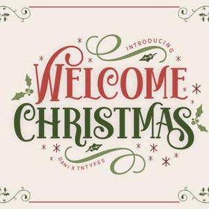 以下が含まれることがあります： 赤と緑の「Welcome Christmas」の文字が特徴的なクリーム色のグラフィック。ヒイラギと雪の結晶で装飾され、ホリーとベリーの装飾的なボーダーが施されています。クリスマスの装飾に最適です。