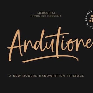 Può includere: Uno sfondo nero con la parola "Andutione" in un carattere scritto a mano fluido di colore oro. Il testo "Mercurial Proudly Present" è sopra la parola e "A New Modern Handwritten Typeface" è sotto. Un cerchio con "56" e "Ligatures Included" è in alto a destra.
