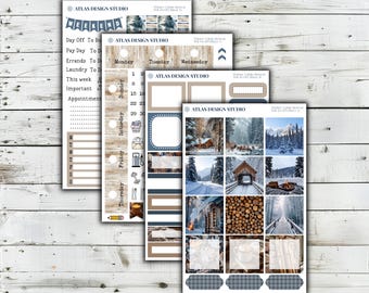 Könnte beinhalten: Vier Bögen mit Planer-Aufklebern von Atlas Design Studio mit dem Titel Winter Cabin Retreat. Die Bögen enthalten verschiedene funktionale Boxen, Checklisten und dekorative Bilder wie verschneite Landschaften, Blockhütten, Tannen und ein Lagerfeuer.
