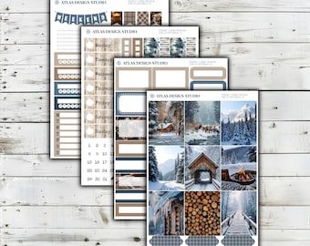 Könnte beinhalten: Vier Bögen mit Planer-Aufklebern von Atlas Design Studio mit dem Titel Winter Cabin Retreat. Die Bögen zeigen ein Winterthema mit verschneiten Landschaften, Blockhütten, Tannen, einem Lagerfeuer, Holzstrukturen sowie blauen und braunen Akzenten.
