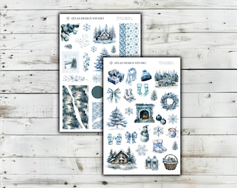 Könnte beinhalten: Zwei Aufkleberbögen mit blau-weißen Winterillustrationen in Aquarelloptik, darunter verschneite Hütten, Tannenbäume, Schneeflocken, ein Schneemann, ein Kamin, Geschenke, Winterkleidung und Dekoration mit dem Text Atlas Design Studio.