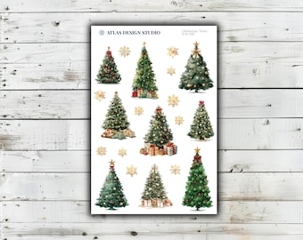 Könnte beinhalten: Ein Aufkleberbogen mit der Aufschrift ATLAS DESIGN STUDIO Christmas Trees D-X-021, der verschiedene Illustrationen von geschmückten grünen Weihnachtsbäumen zeigt, teilweise mit Geschenkpaketen am Fuß, durchsetzt mit goldenen Schneeflocken.