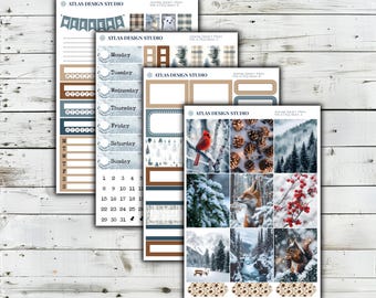 Könnte beinhalten: Vier Bögen mit Planer-Aufklebern von Atlas Design Studio im Winter-Design. Die Bögen enthalten Überschriften, Tagesetiketten, Kalender und dekorative Boxen mit Bildern eines Kardinals, Tannenzapfen, verschneiten Wäldern, einem Fuchs, Beeren und einem Eichhörnchen.