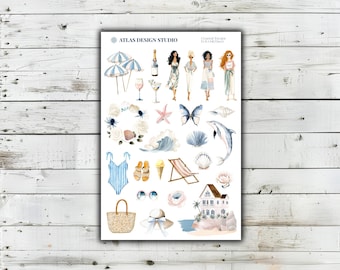 Könnte beinhalten: Ein Stickerbogen mit dem Titel ATLAS DESIGN STUDIO Coastal Escape mit Aquarellillustrationen von Sonnenschirmen, Champagner, vier Figuren, einem Blumenkranz, einem Schmetterling, Muscheln, einem Delfin, einem Badeanzug, Sandalen, Eiscreme, einem Liegestuhl, einer Sonnenbrille, einer Tragetasche, einem Sonnenhut und einem Strandhaus.