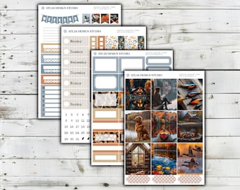 Könnte beinhalten: Vier Bogen mit Planer-Aufklebern zum Thema Herbst-Seehaus. Die Bogen enthalten verschiedene funktionale Etiketten, einen Monatskalender und dekorative Bilder wie einen Golden Retriever, ein Kanu, eine Hütte und herbstliches Laub.