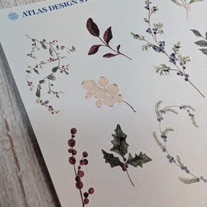Klistermärkesark med vinterväxter, akvarellgrönt, blomdekor, tallbärsgrenar för dagböcker och planerare bild 4