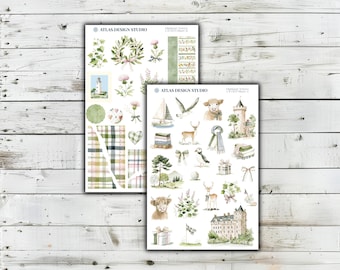 Könnte beinhalten: Zwei Aufkleberbögen von Atlas Design Studio mit dem Titel Highland Towers, die Aquarellillustrationen von schottischen Landschaften, Burgen, Hochlandrindern, Hirschen, Papageientauchern, Segelbooten, Karomustern, Blumenkränzen und Geschenken zeigen.