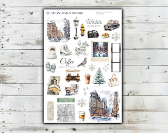 Könnte beinhalten: Ein Stickerbogen mit dem Titel Winter in the City von Atlas Design Studio mit Aquarellillustrationen winterlicher Stadtszenen, darunter Gebäude, ein Taxi, eine Kamera, Schlittschuhe, ein Kaffeebecher, ein U-Bahn-Schild und ein Stadtplan.