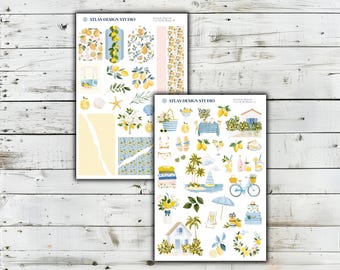Könnte beinhalten: Zwei Stickerbögen mit Aquarellillustrationen von Zitronen, Palmen, Fahrrädern, Sonnenschirmen, Häusern und Küstenelementen. Der Text ATLAS DESIGN STUDIO ist oben auf jedem Bogen aufgedruckt, zusammen mit den Etiketten LEMON BREEZE.