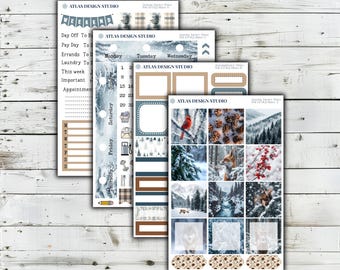 Könnte beinhalten: Vier Bögen mit Planer-Aufklebern von Atlas Design Studio im Winter-Design. Die Bögen enthalten Checklisten, Kalenderdaten, funktionale Symbole und quadratische Bilder von verschneiten Landschaften, Tannen, einem Kardinal, Fuchs und Wolf.