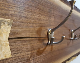VERKAUFT - Live-Rand schwarze Walnuss Wand Coat Rack oder Rucksack / Geldbeutel Aufhänger mit Box Elder Burl Bowtie 34" Länge Platte