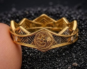 Anello con corona di drago, fascia in oro con stemma Targaryen, gioielli della Casa del Drago