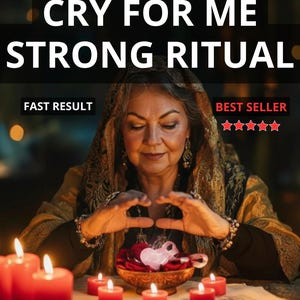 Könnte beinhalten: Ein Bild einer Frau, die ein Ritual mit Kerzen und einer Schale mit Rosenblättern durchführt. Der Text "CRY FOR ME STRONG RITUAL" ist oben zu sehen. Zusätzlicher Text enthält "FAST RESULT" und "BEST SELLER".