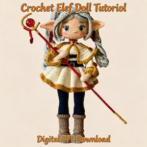 Puede incluir: Muñeca elfo de ganchillo con cabello gris, vestida con un atuendo crema y dorado, sosteniendo un bastón rojo. La muñeca tiene ojos azules y usa botas marrones. El texto en la imagen dice "Crochet Elef Doll Tutorial" y "Digital PFP Download".