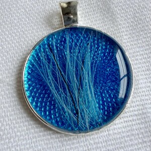 Anhänger aus weißem Kunstharz mit Pferdehaar | personalisierter Reitschmuck | Souvenir für Reiter | symbolisches Geschenk