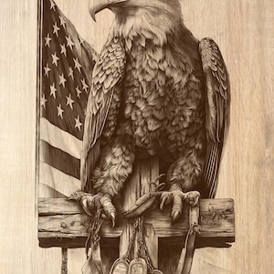 Op de afbeelding: Een met laser gegraveerd houten paneel met een gedetailleerde Amerikaanse zeearend zittend op een houten kruis. Een Amerikaanse vlag staat achter de adelaar en drie militaire identificatieplaatjes hangen aan het kruis. Tekst LASER READY PNG 300DPI.