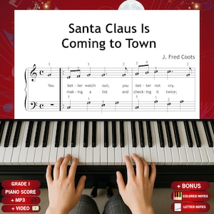 Op de afbeelding: Bladmuziek voor Santa Claus Is Coming to Town door J. Fred Coots, met zwarte muzieknotatie en songteksten op een witte achtergrond, geplaatst boven een pianotoetsenbord met zwarte en witte toetsen, met rode tekstvakken onderaan.