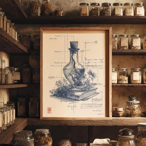 Puede incluir: Ilustración botánica enmarcada en tinta azul, que representa una botella de vidrio con un corcho, que contiene una planta. La obra de arte incluye un dibujo detallado de una planta y un libro. Estanterías llenas de tarros en el fondo.