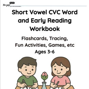 Pode incluir: Um caderno de exercícios para crianças intitulado "Short Vowel CVC Word and Early Reading Workbook" com o texto "Flashcards, Tracing, Fun Activities, Games, etc Ages 3-6." A capa apresenta duas crianças escrevendo em uma mesa, um vaso com uma flor e um gato.