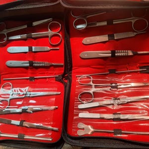 Instruments chirurgicaux photo stock. Image du médecine - 29485450