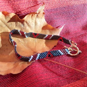 Geometriskt pärlarmband: rött och metallgrått