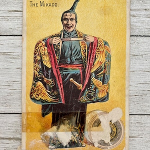 Viktorianische Werbekarte - J & P Coats Mikado Man - " The Mikado " - Sechs Kordeln faden