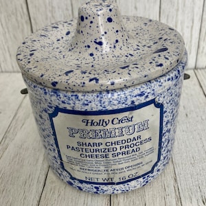 Vintage azul moteado gres gres con tapa de alambre de bloqueo - Holly Crest Cheese Spread - Butter Crock, Spongeware, Spatterware