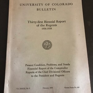 Może przedstawiać: Okładka starego biuletynu Uniwersytetu Kolorado z lutego 1939 roku, przedstawiająca pieczęć uniwersytetu i tekst "Thirty-first Biennial Report of the Regents 1936-1938".