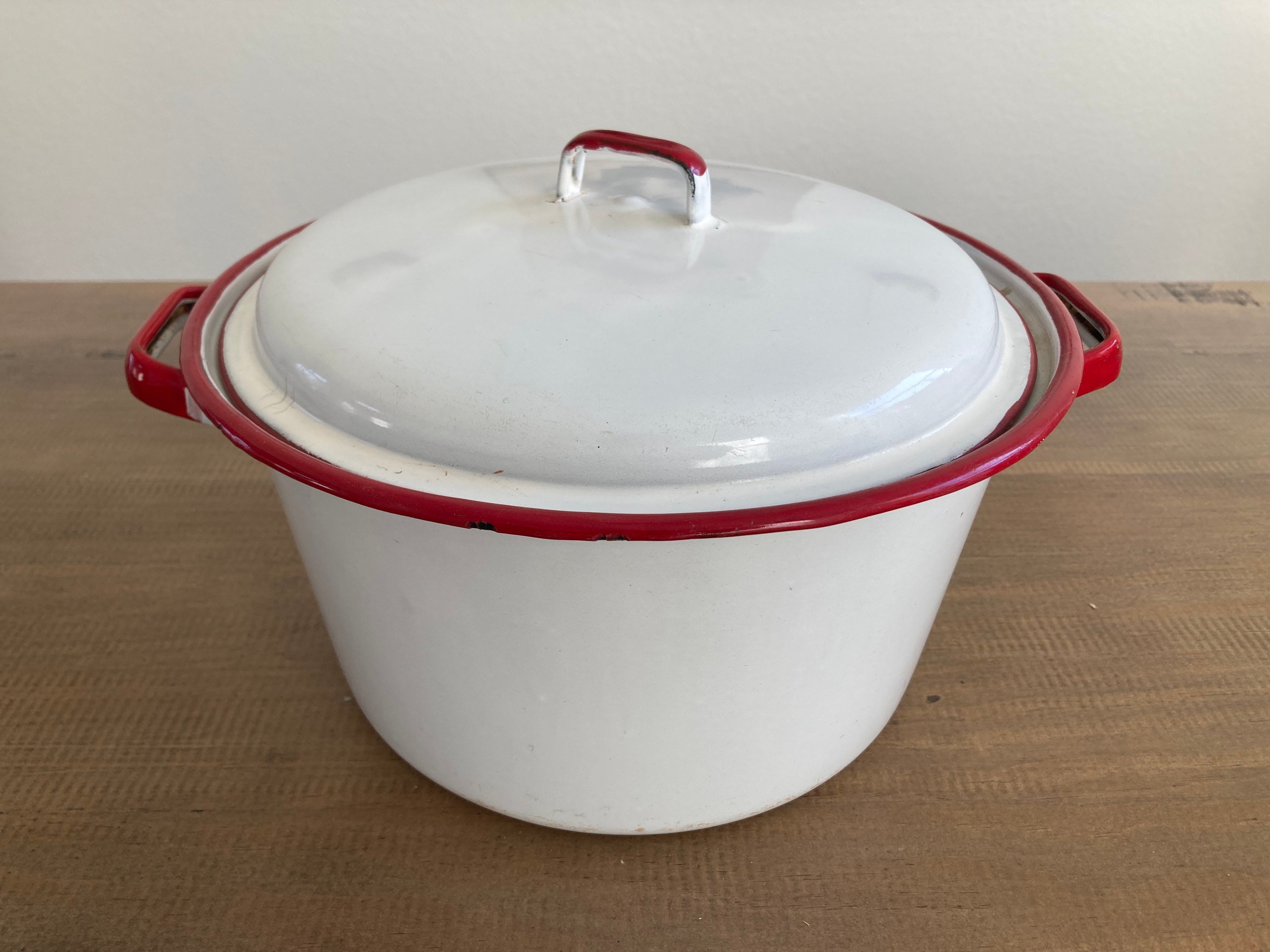 Biltmore 3.5 QT. Enameled Cast Iron Dutch Oven with Lid in Red 