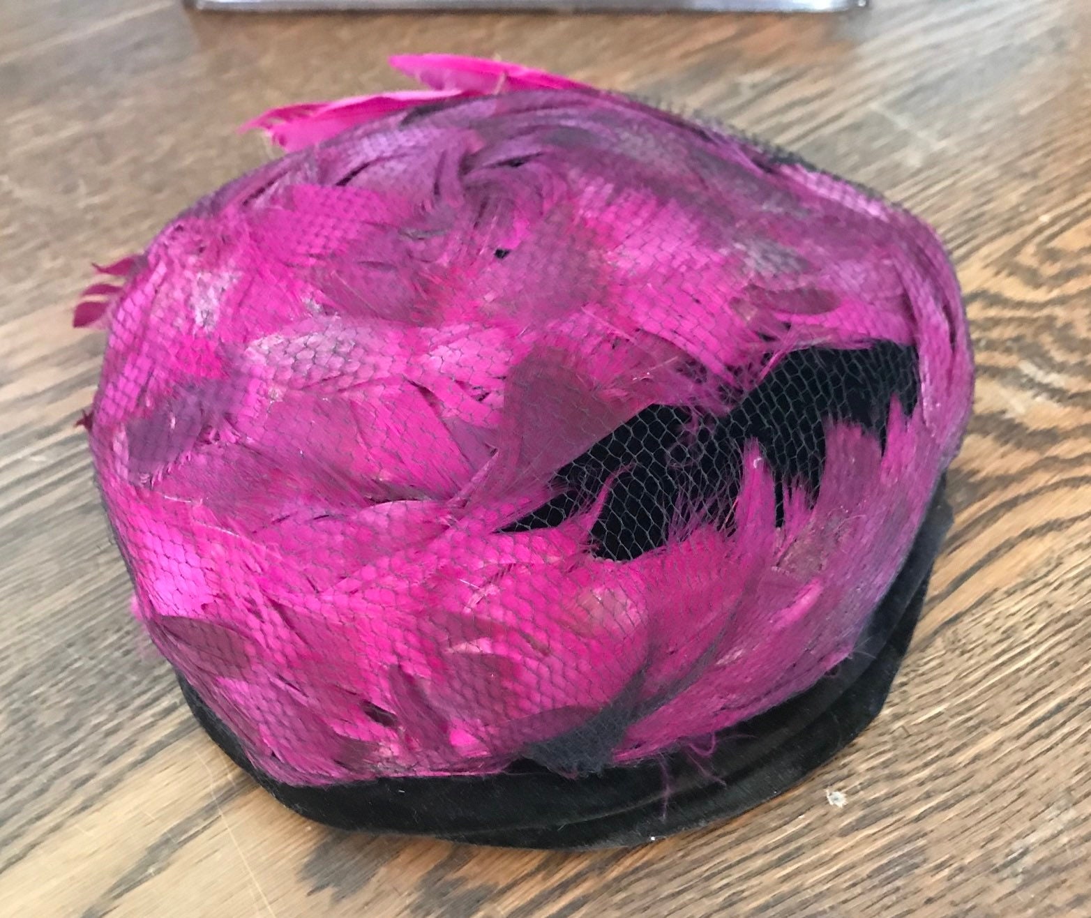 GORGEOUS 1940s\' PURPLE HALO HAT WITH BLACK/FUCHSIA FEATHERS 1940 main image 2