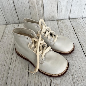Scarpe vintage da bambina per bambini taglia in pelle bianca con lacci  Blucher scarpe pappagallo con sondaggio alto NOS DEADSTOCK! Anni '50