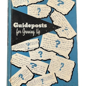 Peut inclure: Une couverture de livre bleue et noire avec le titre "Guideposts for Growing Up". La couverture présente un collage de lettres manuscrites avec des points d'interrogation, suggérant un livre sur la parentalité et le développement de l'enfant.