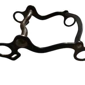 Op de afbeelding: Een donker metalen paardenbit met een gebogen mondstuk en afgeronde ringen aan elk uiteinde. Het bit heeft een eenvoudig, functioneel ontwerp, waarschijnlijk voor gebruik in de paardensport.