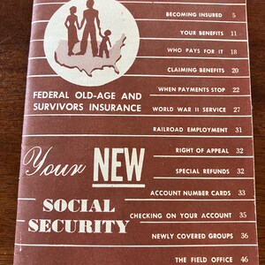 以下が含まれることがあります： 「Your New Social Security」というタイトルの赤い小冊子で、アメリカ合衆国の地図の上に立っている家族の図が描かれています。この小冊子には、社会保障給付に関するさまざまなトピックが掲載されており、「What It Is」、「Becoming Insured」、「Your Benefits」、「Who Pays For It」、「Claiming Benefits」、「When Payments Stop」、「World War II Service」、「Railroad Employment」、「Right of Appeal」、「Special Refunds」、「Account Number Cards」、「Checking On Your Account」、「Newly Covered Groups」、「The Field Office」などが含まれています。