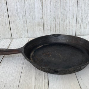Vintage Cast Iron Skillet / Frying Pan 6 in Kitchen / Camping Cast Iron Cookware