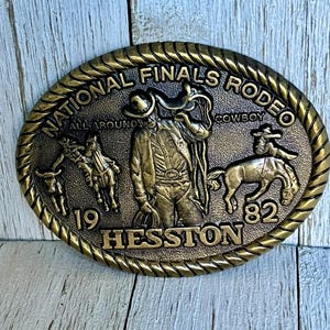 Fibbia per cintura da rodeo vintage Hesston NFR National Finals del 1982 - Tie Down Roping, Bronc Riding, Bull Riding