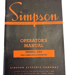 Puede incluir: Manual de operador negro y naranja para un Simpson Modelo 260 Volt-Ohm-Miliammetro. El manual se titula "Manual del operador" e incluye la dirección de la empresa: 5200 W. Kinzie St, Chicago 44, Illinous, Col. 1-1221.