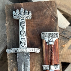 Espada vikinga de acero de Damasco hecha a mano, grabada celta, espada nórdica de exhibición (vaina de madera)