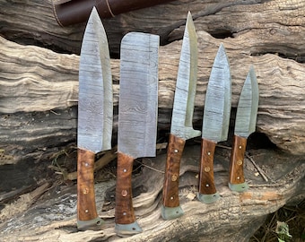 Juego de cuchillos de chef de Damasco forjados a mano, mango de palisandro y funda de cuero.