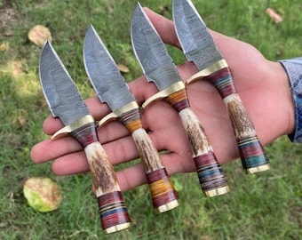 Cuchillo de caza/desollado de Damasco forjado a mano, hecho a medida, con mango de asta de ciervo y funda de cuero.