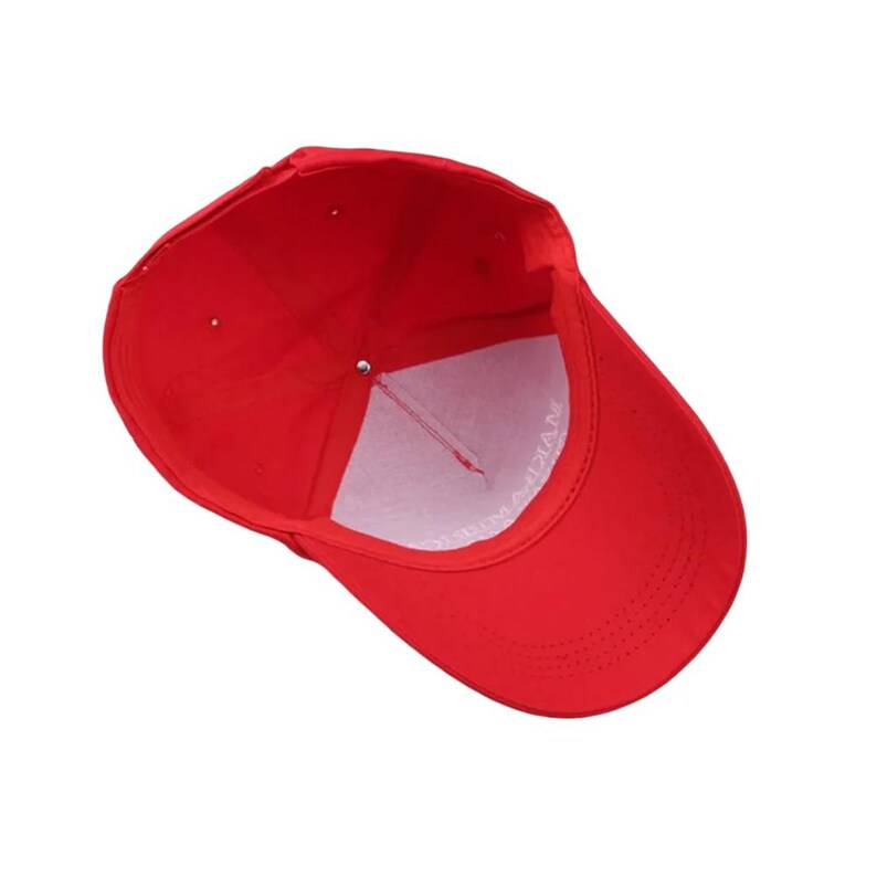 Puede incluir: Gorra de b&eacute;isbol roja brillante con visera curva. El interior es blanco con un dise&ntilde;o impreso. La gorra tiene un dise&ntilde;o cl&aacute;sico de seis paneles, un bot&oacute;n en la parte superior y ojales de ventilaci&oacute;n.