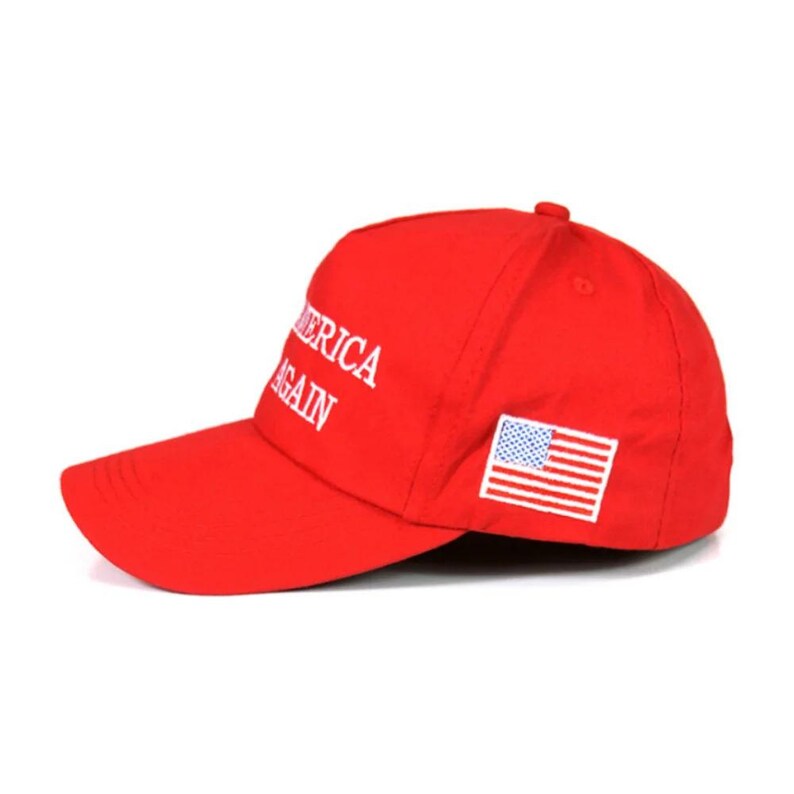 Puede incluir: Gorra de b&eacute;isbol roja con las palabras "AMERICA AGAIN" en letras blancas en la parte delantera. La gorra presenta un peque&ntilde;o parche de la bandera estadounidense en el lateral.
