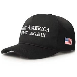 Puede incluir: Gorra de b&eacute;isbol negra con el texto blanco "MAKE AMERICA GREAT AGAIN". La gorra tiene una visera curva y un peque&ntilde;o parche de la bandera estadounidense en el lateral.