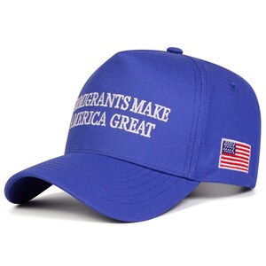 Puede incluir: Gorra de b&eacute;isbol azul con el texto "Immigrants Make America Great" bordado en blanco. La gorra tiene una visera curva y un parche de la bandera estadounidense en el lateral.