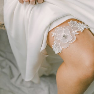 ivory wedding garter /single bridal garter / lace garter / ivory garter with lace applique and small rhinestone