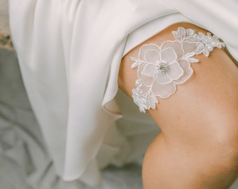 Elfenbeinfarbenes Spitzen-Strumpfband mit Strass Applikation