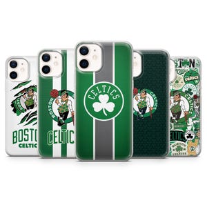 Pode incluir: Cinco capas de telemóvel com a marca Boston Celtics. As capas são predominantemente verdes e brancas, apresentando o logótipo da equipa, um duende e as palavras "Boston Celtics". Os designs variam entre as capas, com riscas e padrões.