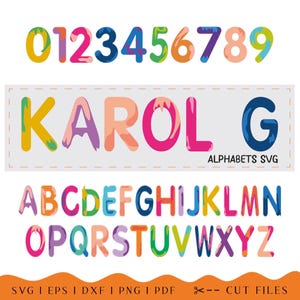 以下が含まれることがあります： カラフルなデジタルアルファベットと数字のセット。画像には、数字の0〜9、名前「KAROL G」、完全なアルファベットがすべてカラフルなデザインで表示されています。「ALPHABETS SVG」というテキストも含まれています。