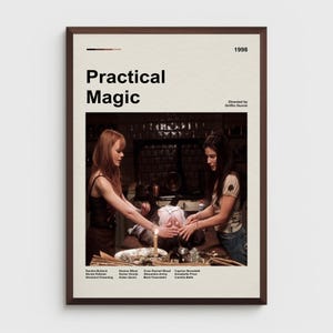 Może przedstawiać: Oprawiony plakat filmowy do filmu Practical Magic z 1998 roku w reżyserii Griffina Dunne'a. Plakat przedstawia centralną scenę, w której dwie osoby wykonują rytuał przy stole ze świecą, a na dole znajdują się nazwiska obsady.