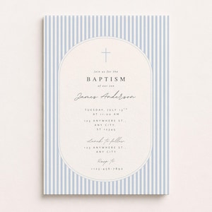 Könnte beinhalten: Eine rechteckige Taufeinladungskarte mit einem hellblau-weiß gestreiften Rand. In der Mitte befindet sich ein cremefarbener ovaler Rahmen mit einem Kreuzsymbol und dem Text: Join us for the BAPTISM of our son James Anderson.